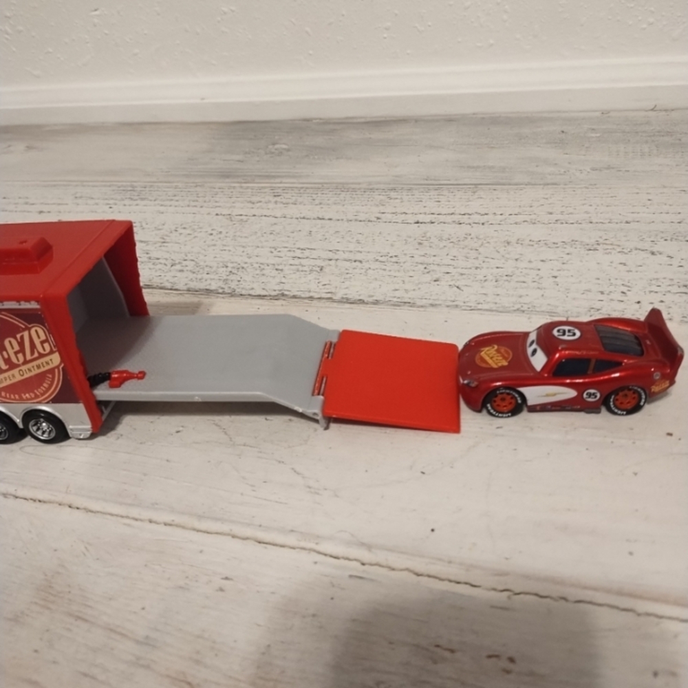 Disney Pixar Cars MACK HAULER Rust•ezediecastRADIATOR SPRINGS LIGHTNING MCQUEEN - Picture 3 of 12